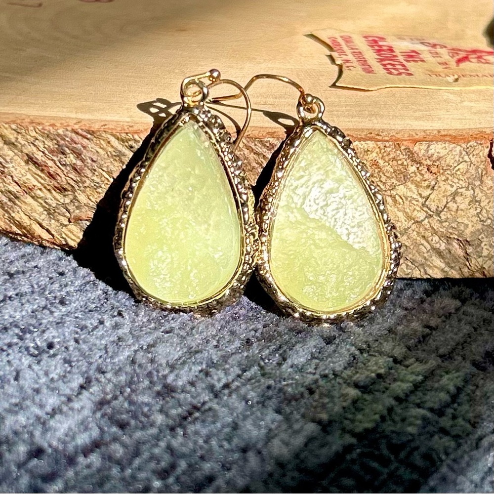 Bohemian Green Textured Faux Stone Tear Drop Dangle Women's Earrings - Picture 2 of 3